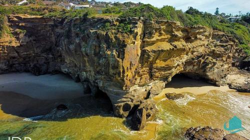 Caves Seascape Villa - stroll to shops and beach