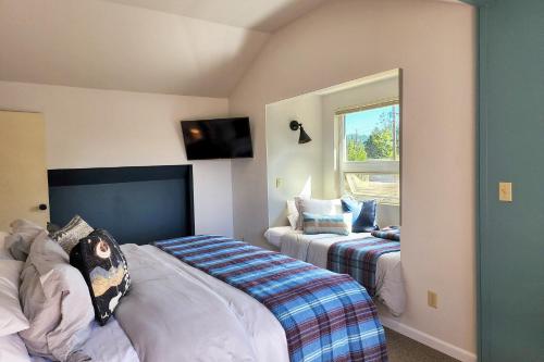 Alsea Shores! Dog Friendly and Hot Tub! - image 10