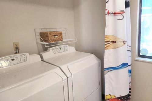 Alsea Shores! Dog Friendly and Hot Tub! - image 9