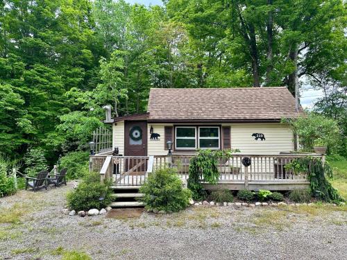 Escape to a Streamside Cabin in the Lower Catskills in Wurtsboro, USA