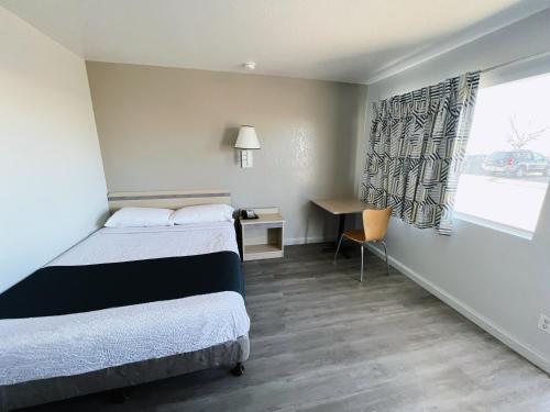 Motel 6 Holbrook, AZ Room Type - Queen Room - Disability Access - Roll in Shower