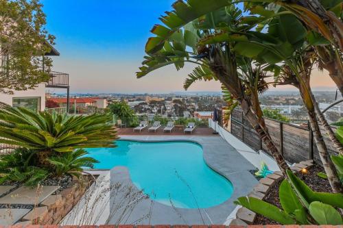 Heated Pool-Jacuzzi-King Bed-City Views-Chic Decor in San Diego, USA