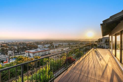 Heated Pool-Jacuzzi-King Bed-City Views-Chic Decor in San Diego, USA