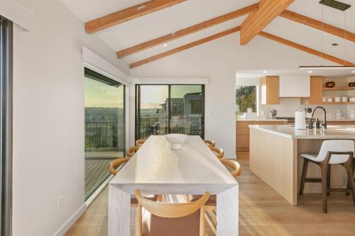 Heated Pool-Jacuzzi-King Bed-City Views-Chic Decor in San Diego, USA