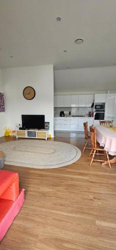 Westgate Three and one small room bedrooms house, Auckland (photo 2)