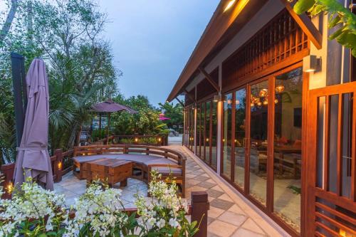 Baankwaeom Boutique Homestay Amphawa
