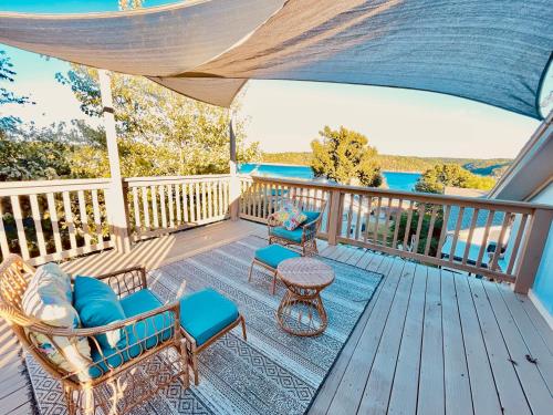 Lake House and Studio Book Two places in one 4 bedrooms large driveway and yard