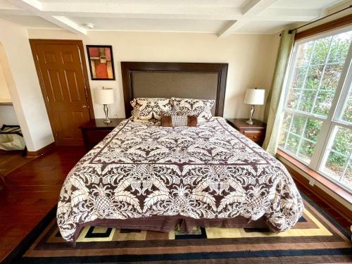 Lake House and Studio Book Two places in one 4 bedrooms large driveway and yard Lake House and Studio Book Two places in one 4 bedrooms large driveway and yard