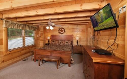 Simply Amazing - Game Tables and Hot Tub - image 5