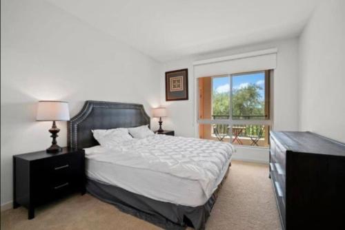 Cozy Modern 2BR 2BA Apart with Luxurious Amenities in Irvine, USA