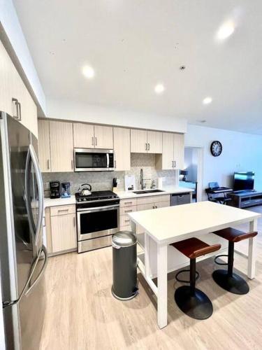 Cozy Modern 2BR 2BA Apart with Luxurious Amenities in Irvine, USA