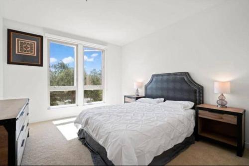 Cozy Modern 2BR 2BA Apart with Luxurious Amenities in Irvine, USA