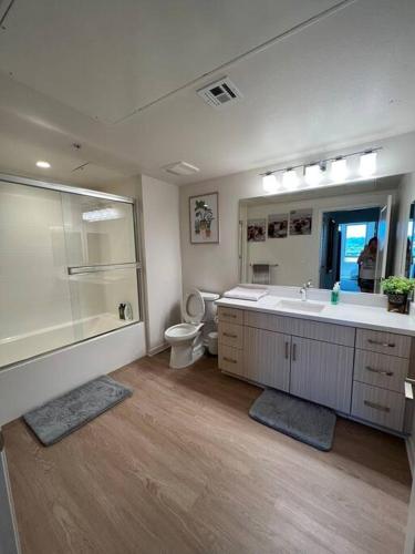 Cozy Modern 2BR 2BA Apart with Luxurious Amenities in Irvine, USA
