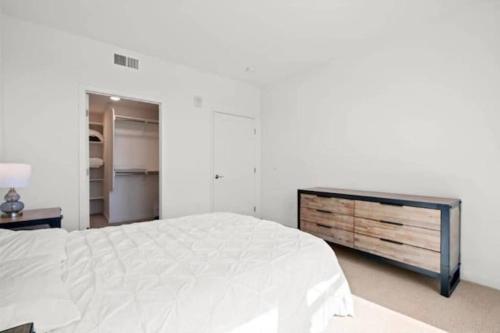 Cozy Modern 2BR 2BA Apart with Luxurious Amenities in Irvine, USA