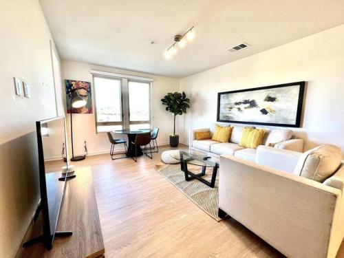 Cozy Modern 2BR 2BA Apart with Luxurious Amenities in Irvine, USA