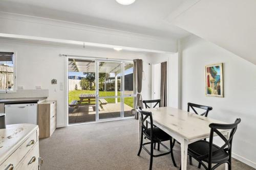 Spacious cosy beach bach in Foxton Beach