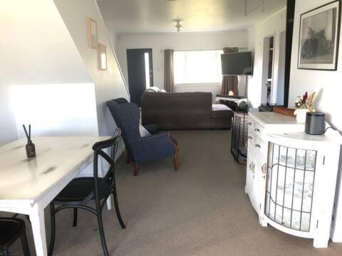 Spacious cosy beach bach in Foxton Beach