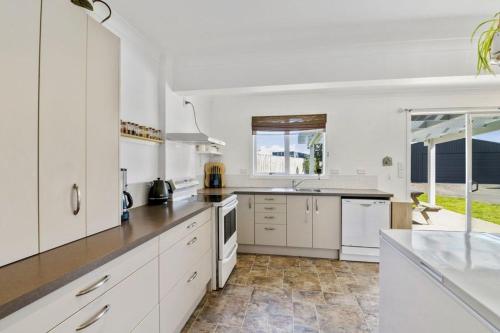 Spacious cosy beach bach in Foxton Beach