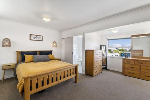 Spacious cosy beach bach in Foxton Beach