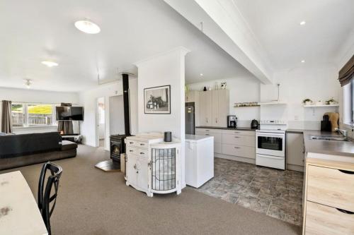 Spacious cosy beach bach in Foxton Beach