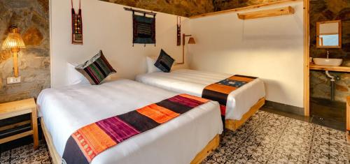 1 king bed, 1 twin bed