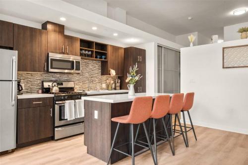 Spacious DTLA home With 2 bed, free parking and pool in Los Angeles, USA