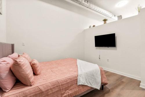 Spacious DTLA home With 2 bed, free parking and pool in Los Angeles, USA