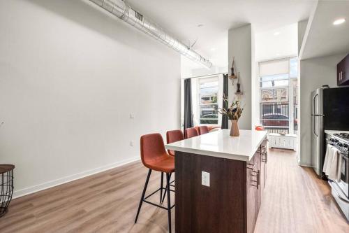 Spacious DTLA home With 2 bed, free parking and pool in Los Angeles, USA