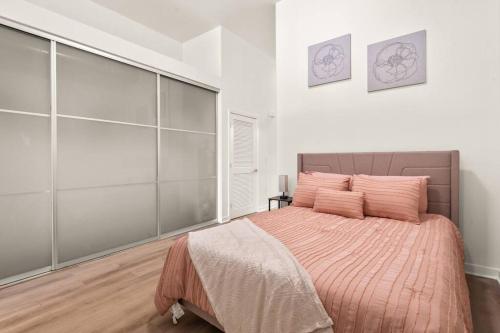 Spacious DTLA home With 2 bed, free parking and pool in Los Angeles, USA