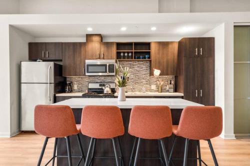 Spacious DTLA home With 2 bed, free parking and pool in Los Angeles, USA