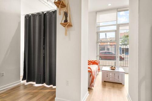 Spacious DTLA home With 2 bed, free parking and pool in Los Angeles, USA