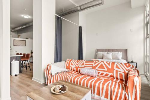 Spacious DTLA home With 2 bed, free parking and pool in Los Angeles, USA