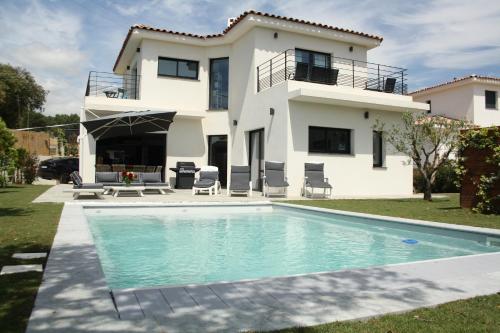 Splendide Villa récente avec Piscine pour 8 Personnes dans le Var - Location, gîte - Le Beausset