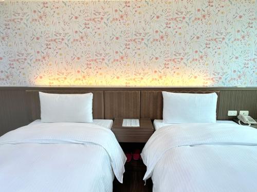 Twin Room image 2