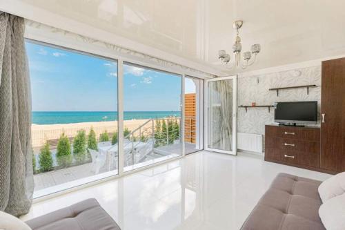 . Сучасна вілла у моря