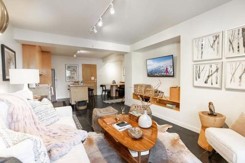 Condo with Onsite Pool & Hot Tub, Free WiFi & Garage Parking in Vail, USA