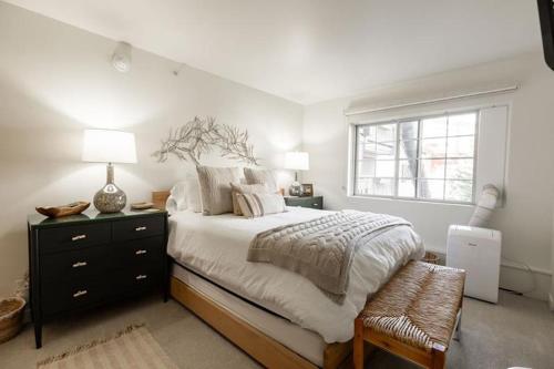Condo with Onsite Pool & Hot Tub, Free WiFi & Garage Parking in Vail, USA