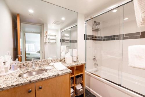 Condo with Onsite Pool & Hot Tub, Free WiFi & Garage Parking in Vail, USA