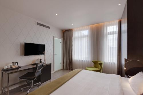 Premium King Room image 4