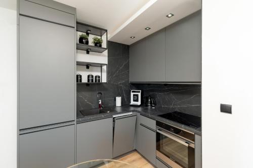 Spacious & Bright Apartment with Balcony and Parking by Noclegi Renters