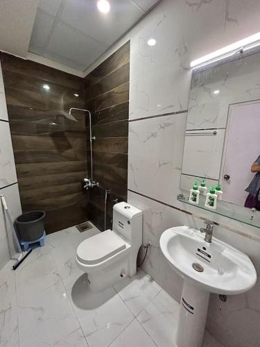 3 BR 3 BTH PRIME LOCATION with Luxury - image 5