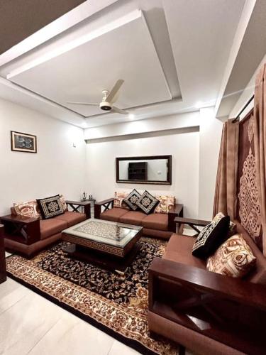 3 BR 3 BTH PRIME LOCATION with Luxury - image 6