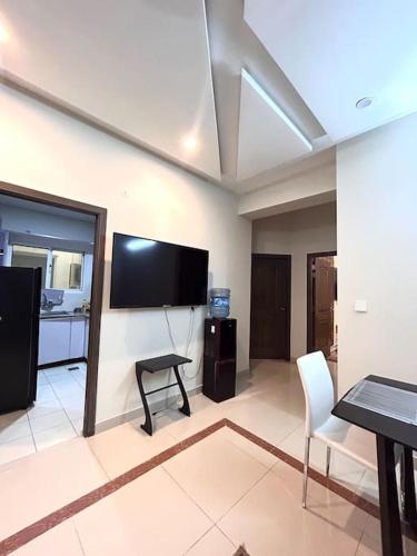 3 BR 3 BTH PRIME LOCATION with Luxury - image 2