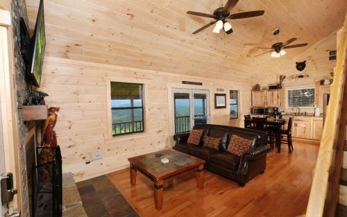 Over the Top - Pets Welcome Mountain Views Hot Tub Wood-burning Fireplace - image 3