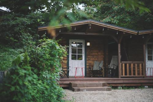 Premium villa glamping log cabin with stars and bonfire