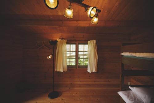 Premium villa glamping log cabin with stars and bonfire