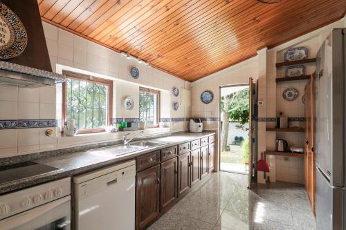 ห้องครัว, Torrinheira ~ Family Pool Villa and Woods in ฟิเกย์โร