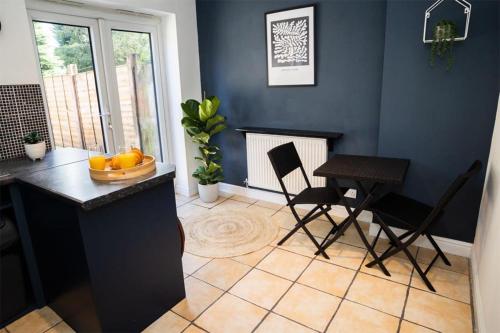 廚房, Lovely 2Bedroom Home in Haydock with Free Parking in 海多克