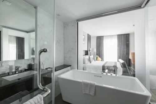 room detail thumbnail 2