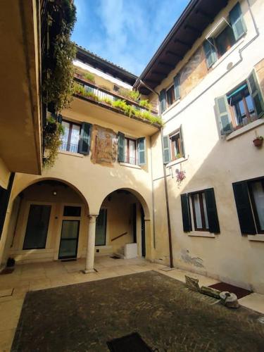 Casa dei Pittori - a pochi passi da Piazza Erbe - Tap to explore photos